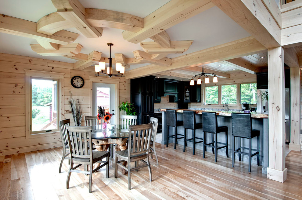 Idee per una sala da pranzo aperta verso la cucina rustica di medie dimensioni con parquet chiaro