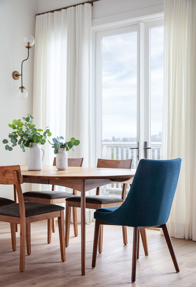 Стильный дизайн: гостиная-столовая в современном стиле с белыми стенами и паркетным полом среднего тона - последний тренд