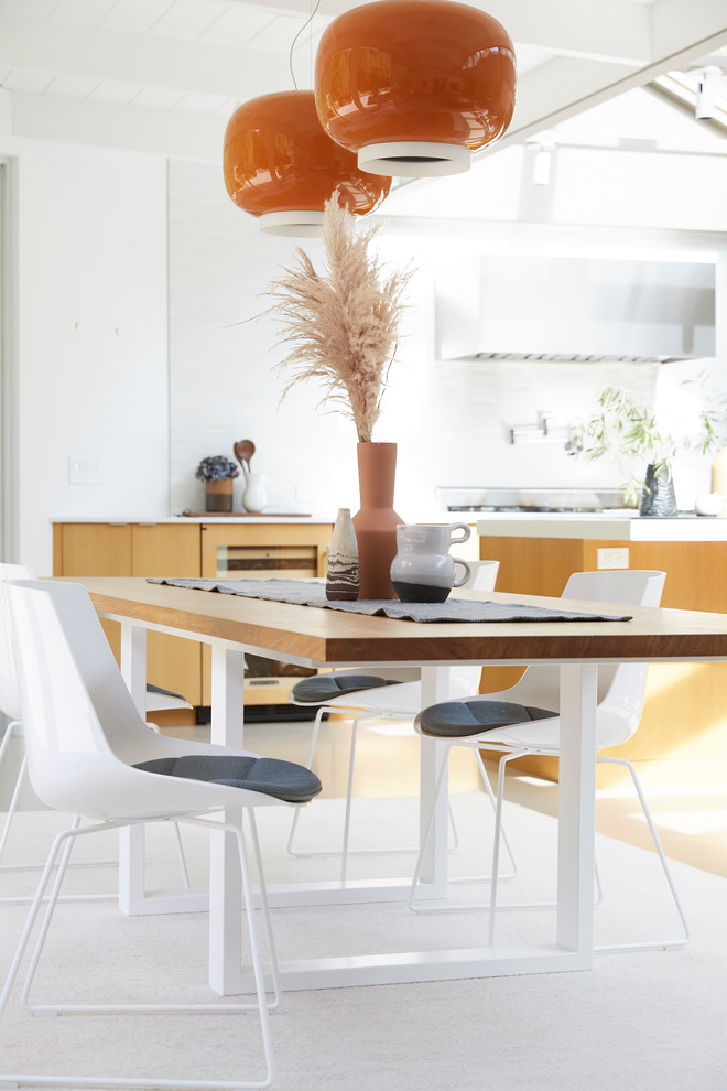 Immagine di una sala da pranzo aperta verso la cucina minimalista di medie dimensioni con pareti bianche, parquet chiaro, nessun camino e pavimento beige