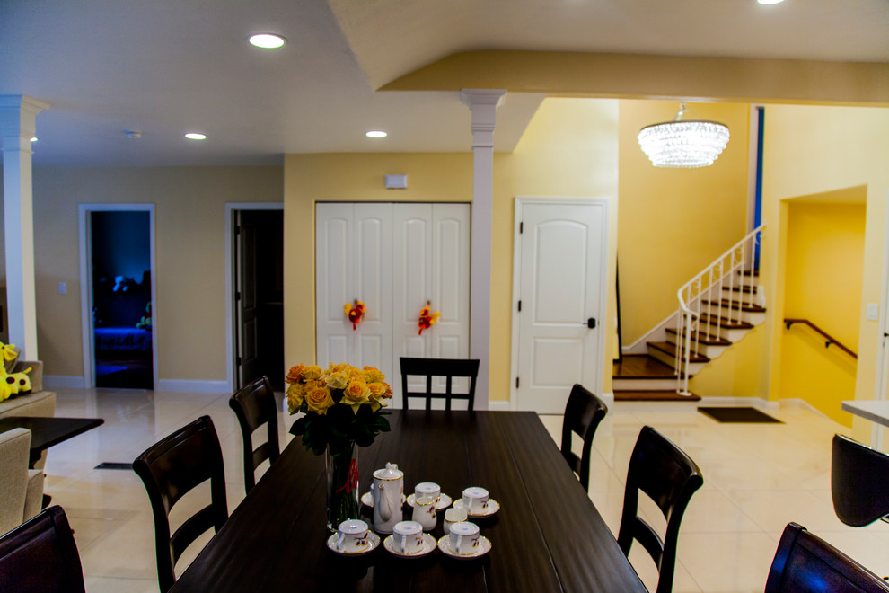 Свежая идея для дизайна: гостиная-столовая в классическом стиле с желтыми стенами, полом из керамогранита и бежевым полом - отличное фото интерьера