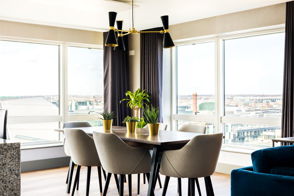 Immagine di una sala da pranzo aperta verso il soggiorno contemporanea di medie dimensioni con pareti grigie, pavimento in legno massello medio e pavimento marrone