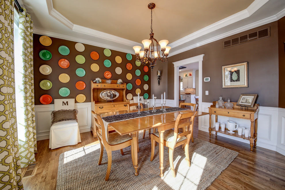 Geschlossenes, Mittelgroßes Landhausstil Esszimmer ohne Kamin mit brauner Wandfarbe, braunem Holzboden und braunem Boden in Dallas