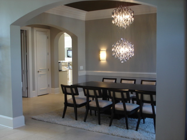 Esempio di una sala da pranzo minimal chiusa e di medie dimensioni con pareti grigie, pavimento con piastrelle in ceramica e pavimento beige