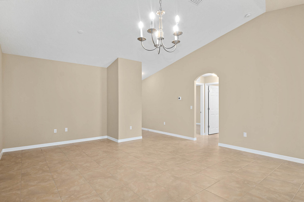 Offenes, Mittelgroßes Klassisches Esszimmer mit beiger Wandfarbe, Keramikboden und beigem Boden in Orlando