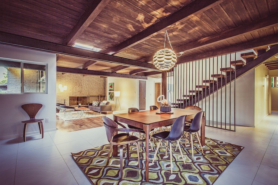 Ispirazione per una sala da pranzo aperta verso la cucina moderna con soffitto in legno