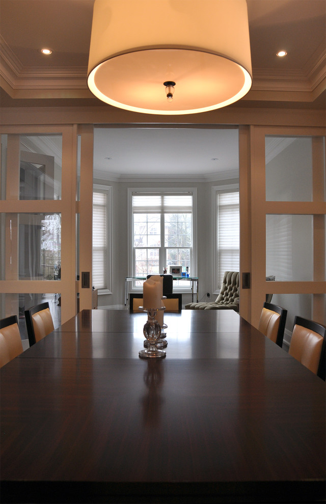 Foto di una sala da pranzo minimal chiusa e di medie dimensioni con pareti grigie e pavimento in legno massello medio