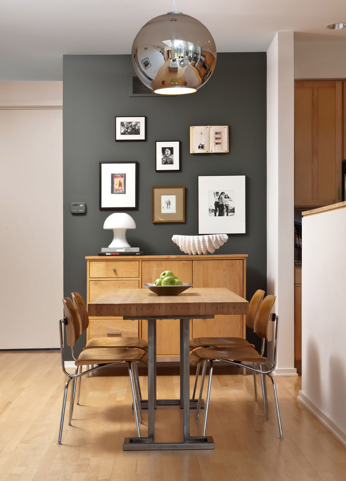 Réalisation d'une petite salle à manger design avec un mur gris, parquet clair et éclairage.