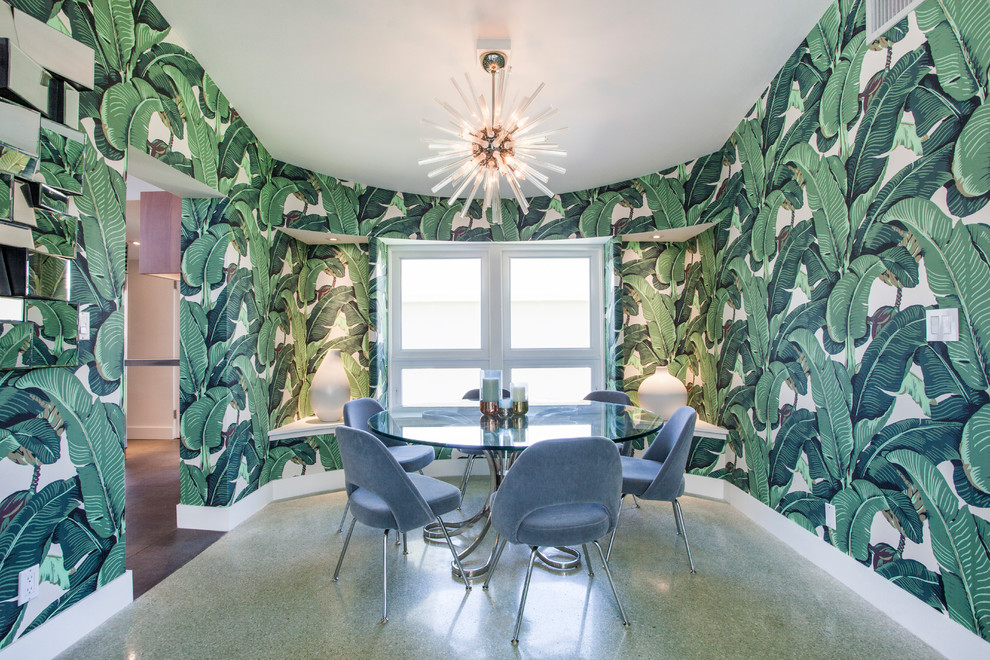 Geschlossenes Retro Esszimmer mit grüner Wandfarbe in Miami