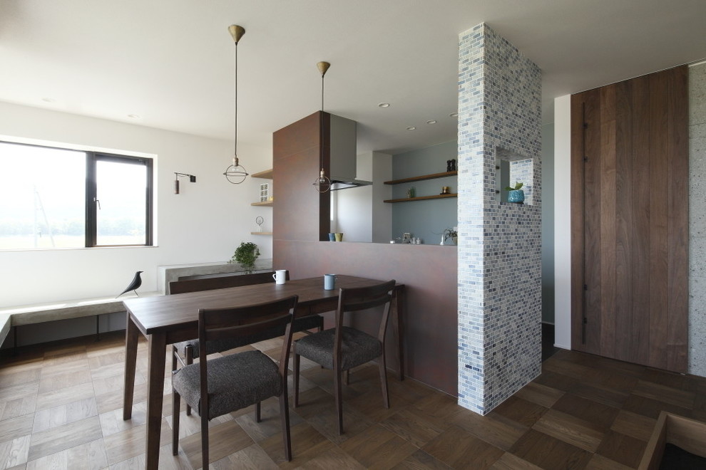 На фото: гостиная-столовая среднего размера в стиле модернизм с темным паркетным полом, коричневым полом и белыми стенами