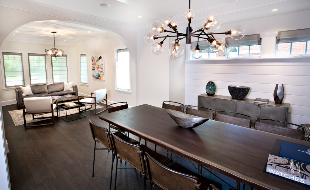 Foto di una grande sala da pranzo aperta verso la cucina minimal con pareti bianche, pavimento in legno verniciato, pavimento marrone e pareti in perlinato