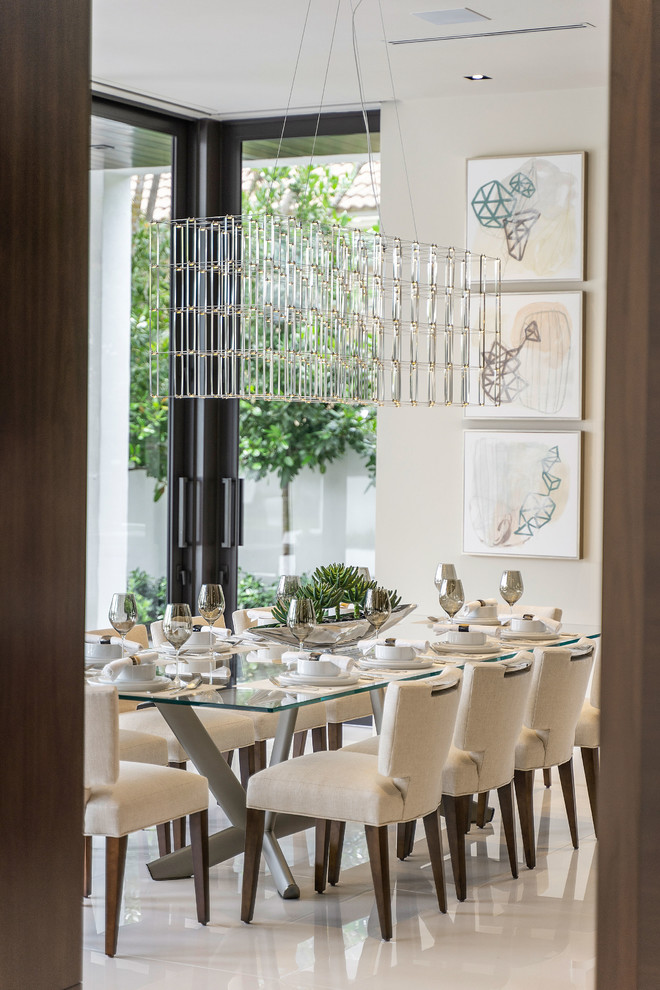 Immagine di una sala da pranzo contemporanea con pareti beige e pavimento bianco