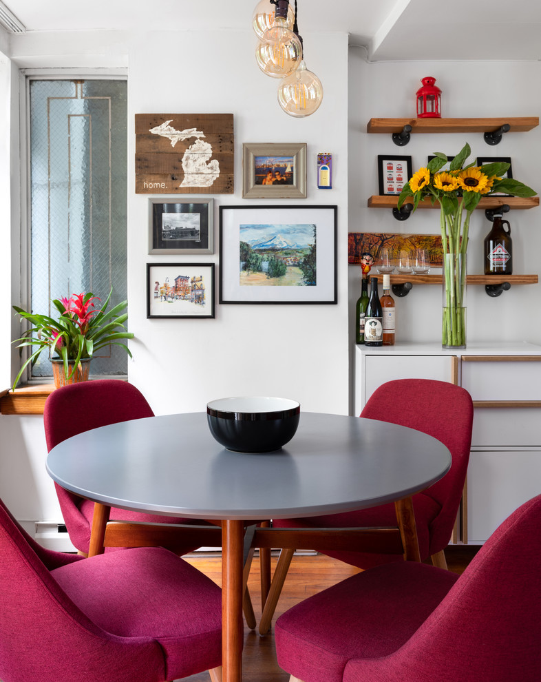 Exemple d'une petite salle à manger ouverte sur la cuisine éclectique avec un mur blanc, un sol en bois brun et un sol marron.