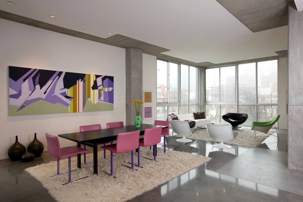 Cette photo montre une salle à manger moderne avec sol en béton ciré.