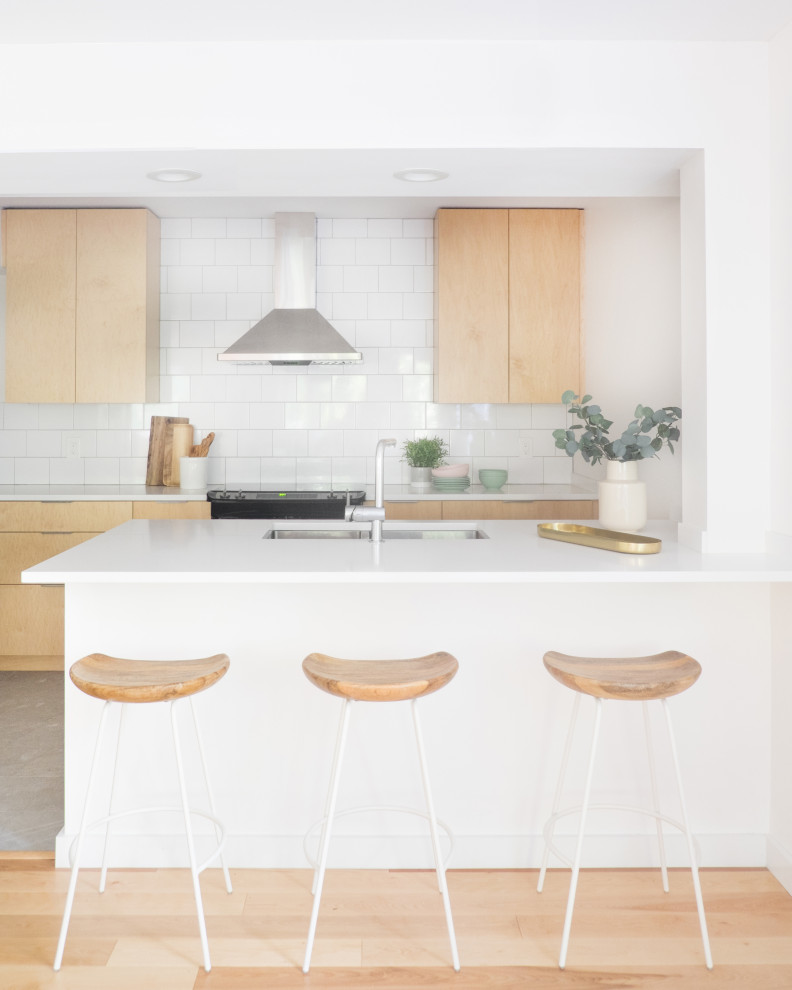 Foto di una piccola cucina abitabile nordica con parquet chiaro