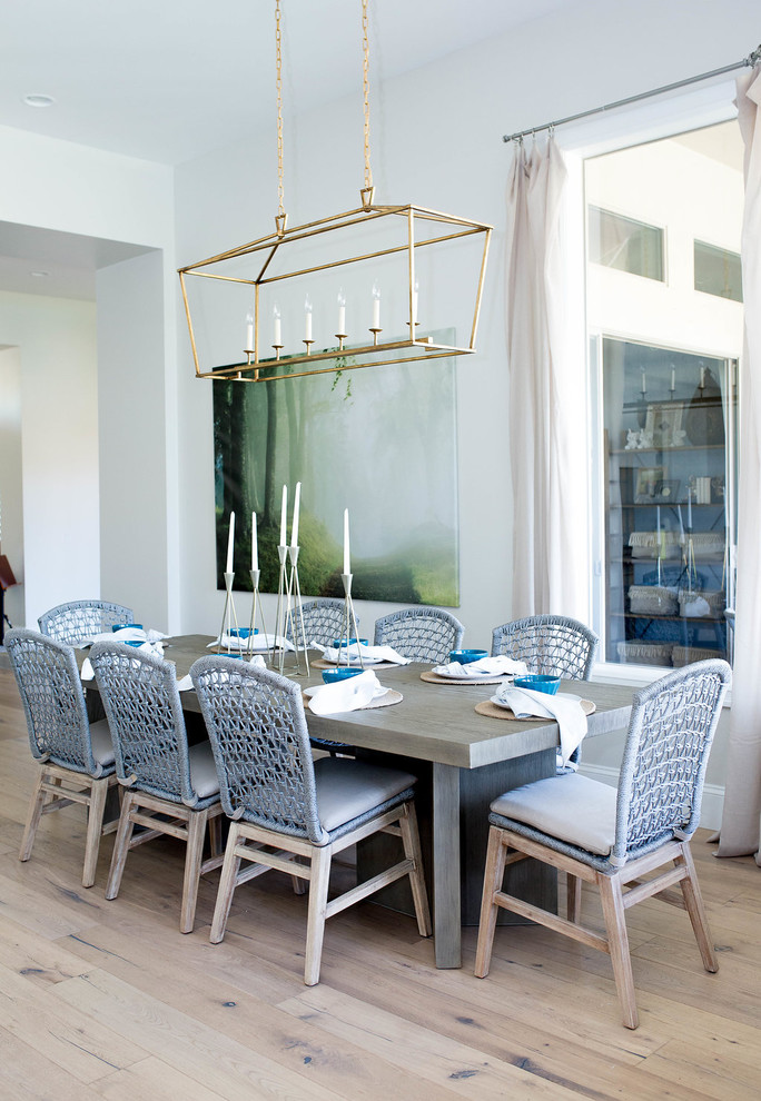 Idee per una grande sala da pranzo costiera con pareti bianche, parquet chiaro e pavimento beige