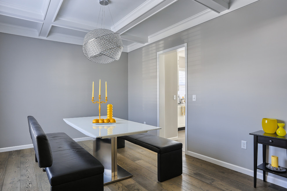 Imagen de comedor minimalista de tamaño medio cerrado con paredes grises y suelo de madera en tonos medios