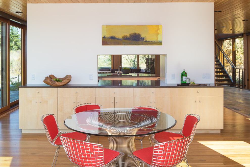 Cette image montre une salle à manger ouverte sur le salon minimaliste.