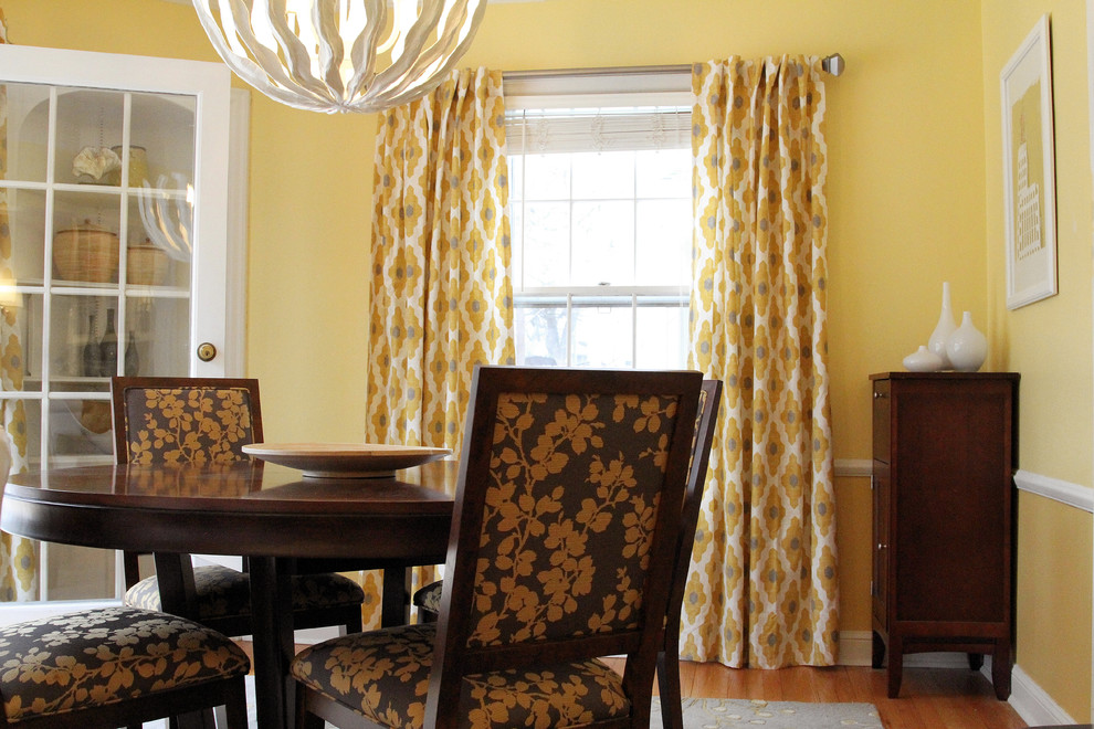 Mittelgroße Klassische Wohnküche ohne Kamin mit gelber Wandfarbe und hellem Holzboden in Minneapolis