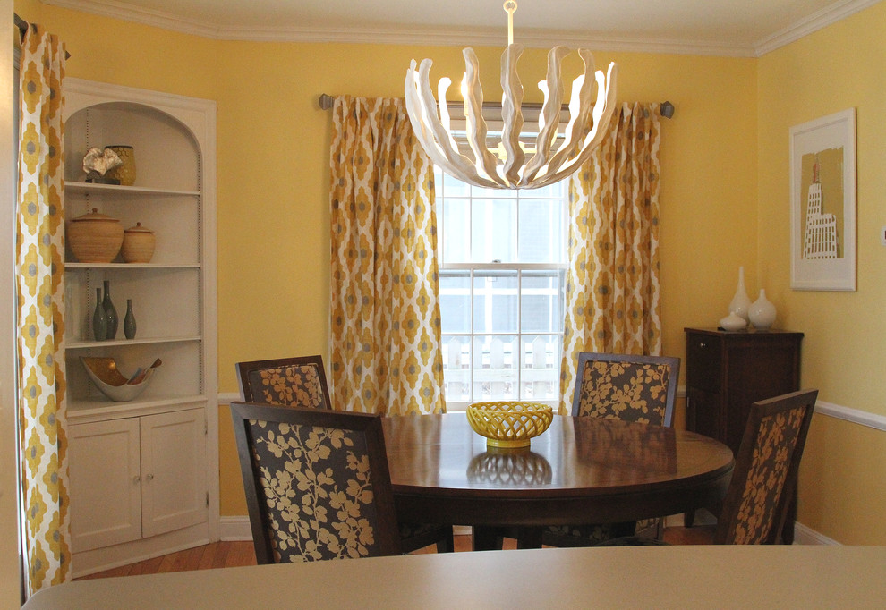 На фото: кухня-столовая среднего размера в стиле неоклассика (современная классика) с желтыми стенами и светлым паркетным полом без камина