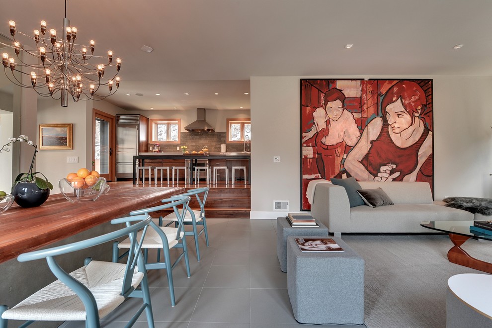 Inspiration pour une salle à manger ouverte sur le salon design avec un mur gris.