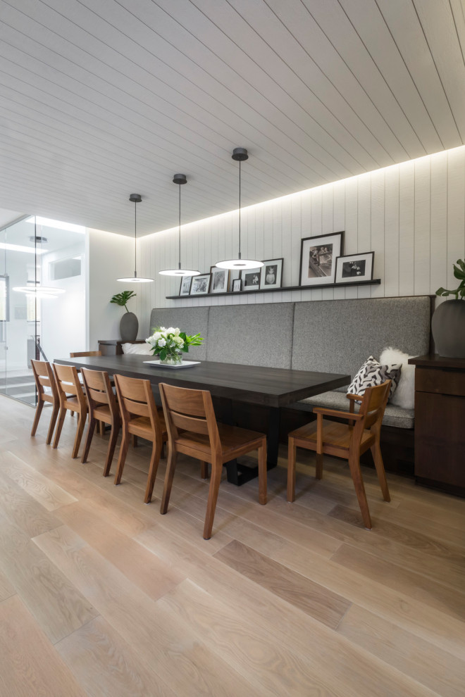 Diseño de comedor contemporáneo grande con con oficina, paredes blancas, suelo de madera clara, suelo beige, machihembrado y machihembrado