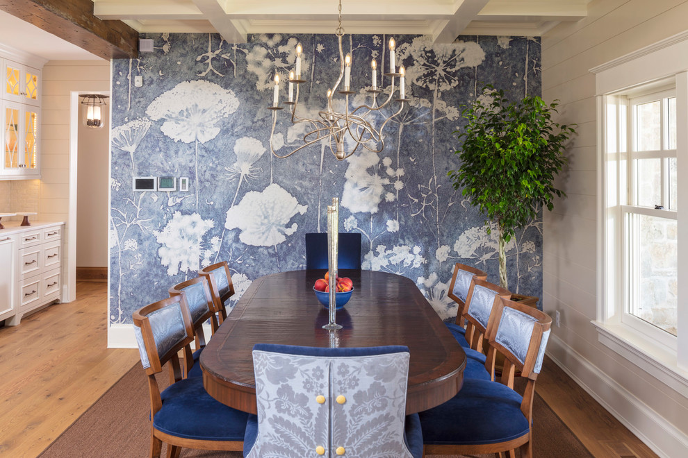 Landhausstil Esszimmer ohne Kamin mit beiger Wandfarbe und hellem Holzboden in Minneapolis