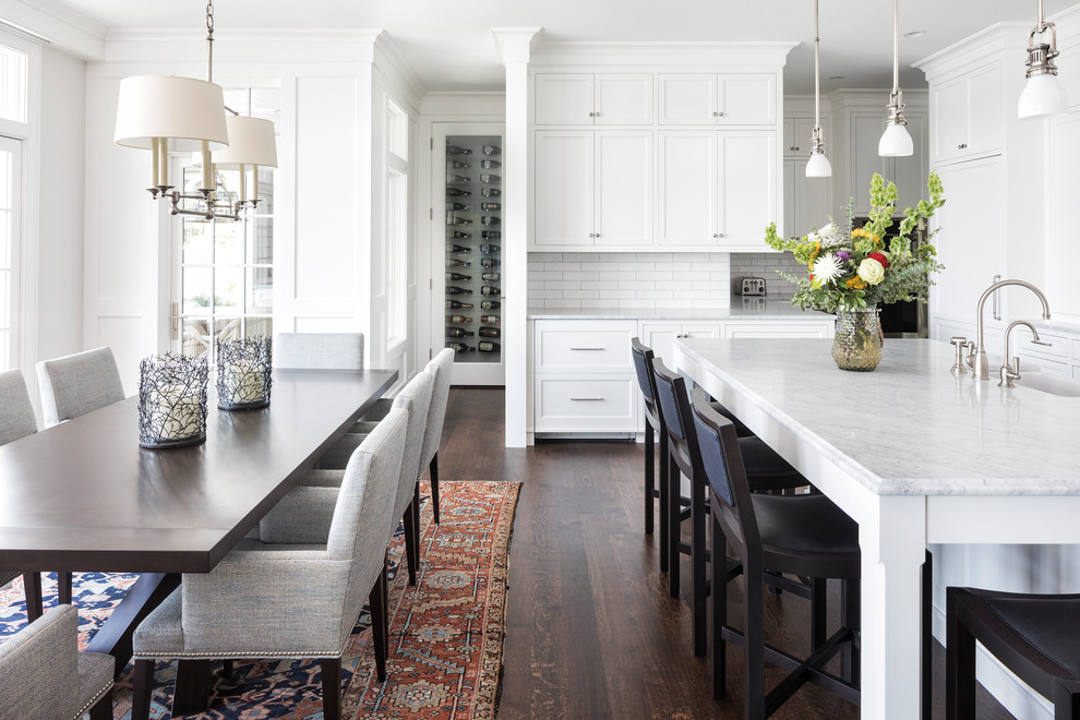 Esempio di una sala da pranzo aperta verso la cucina stile marinaro con pareti bianche, parquet scuro e pavimento marrone