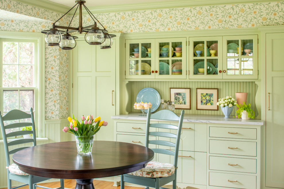 На фото: столовая в классическом стиле с разноцветными стенами, паркетным полом среднего тона и коричневым полом с