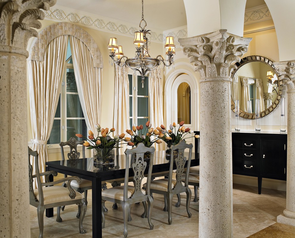 Cette image montre une rideau de salle à manger méditerranéenne avec un mur beige et aucune cheminée.