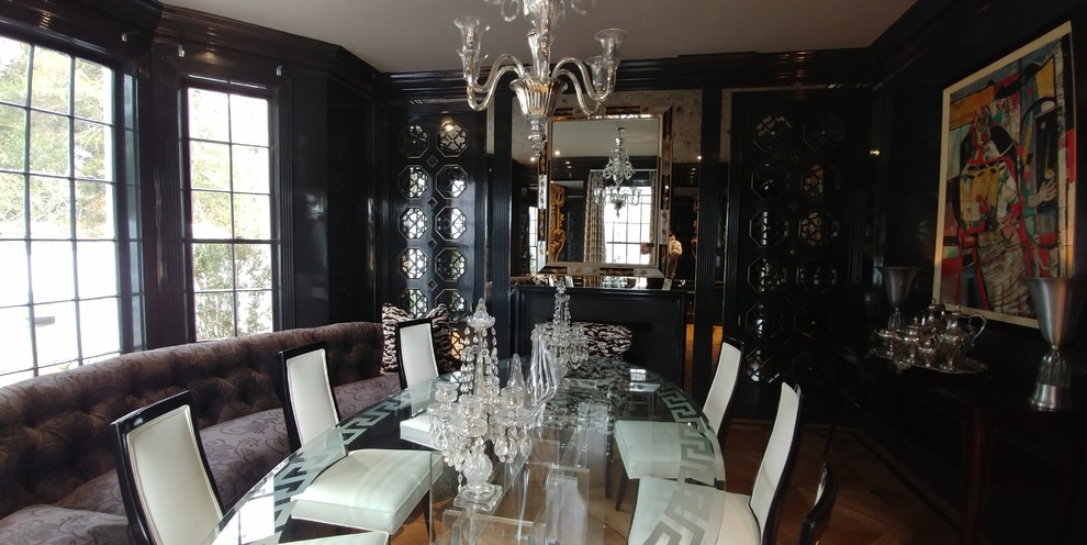 Immagine di una grande sala da pranzo aperta verso la cucina vittoriana con pareti nere e parquet scuro