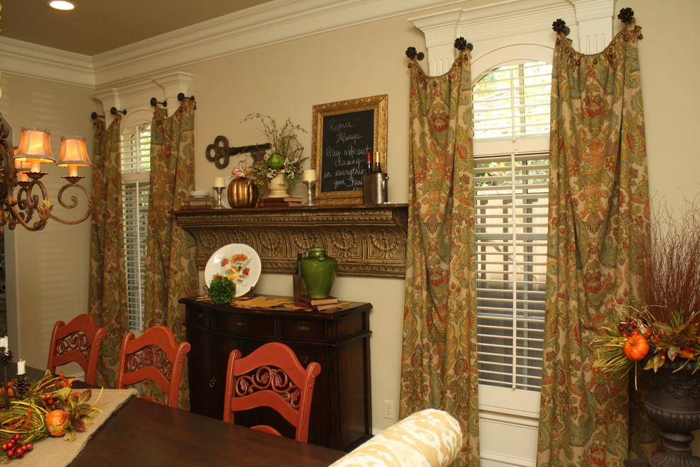 Immagine di una sala da pranzo tradizionale chiusa e di medie dimensioni con pareti beige