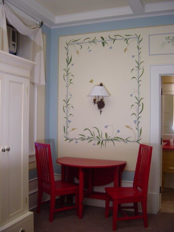 Imagen de comedor tradicional pequeño cerrado con paredes amarillas y moqueta