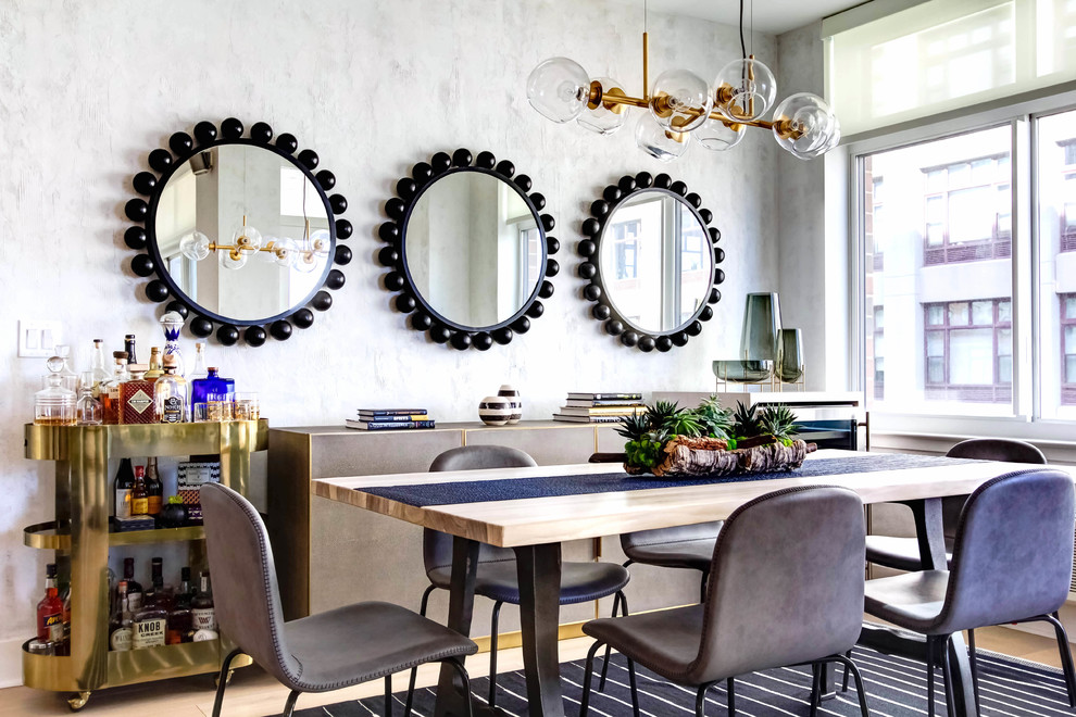 Foto di una sala da pranzo minimal con pareti grigie, parquet chiaro e pavimento beige