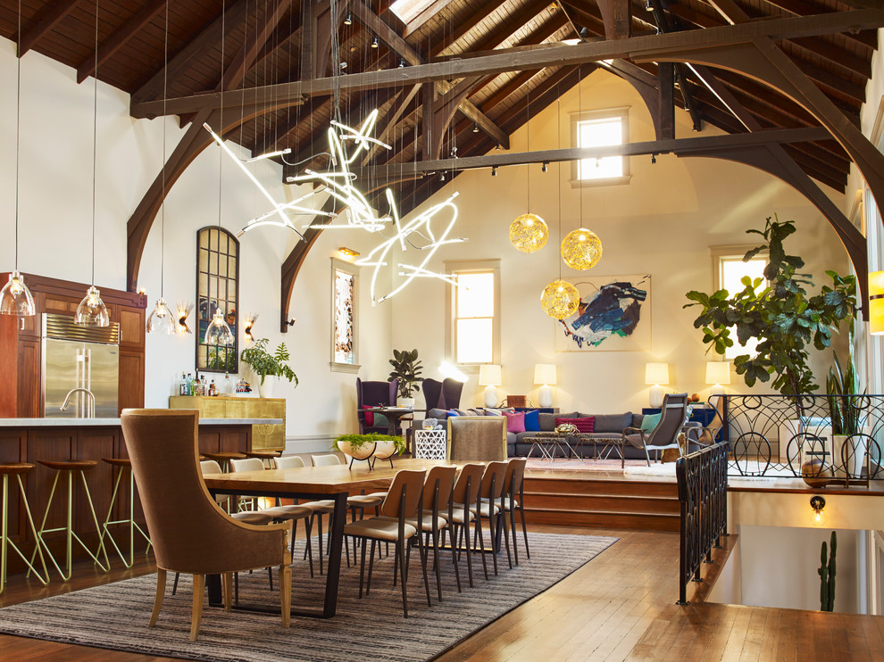 Esempio di una sala da pranzo aperta verso il soggiorno eclettica di medie dimensioni con pareti beige, pavimento marrone e pavimento in legno massello medio