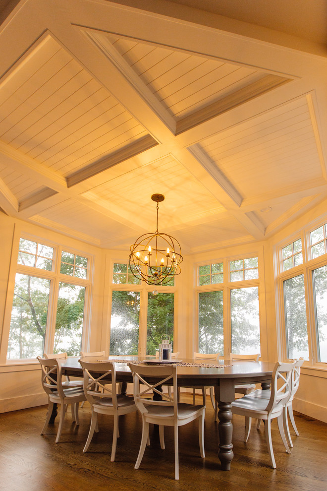 Esempio di una sala da pranzo aperta verso la cucina chic di medie dimensioni con pareti bianche e pavimento in legno massello medio