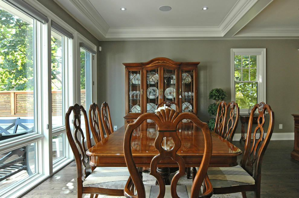 Réalisation d'une salle à manger ouverte sur le salon tradition de taille moyenne avec un mur beige et un sol en bois brun.