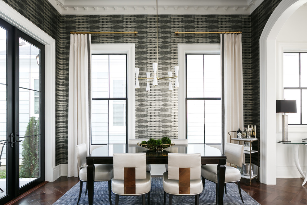 Mittelgroße Klassische Wohnküche mit metallicfarbenen Wänden, braunem Holzboden und braunem Boden in Louisville