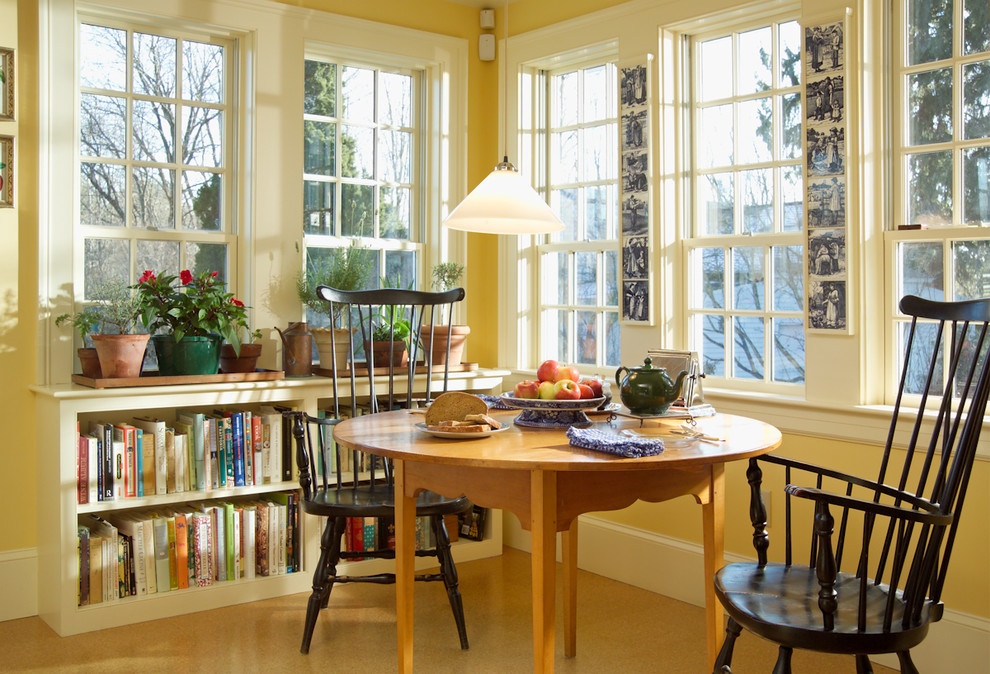 Mittelgroße Klassische Wohnküche ohne Kamin mit gelber Wandfarbe, Laminat und beigem Boden in Portland Maine