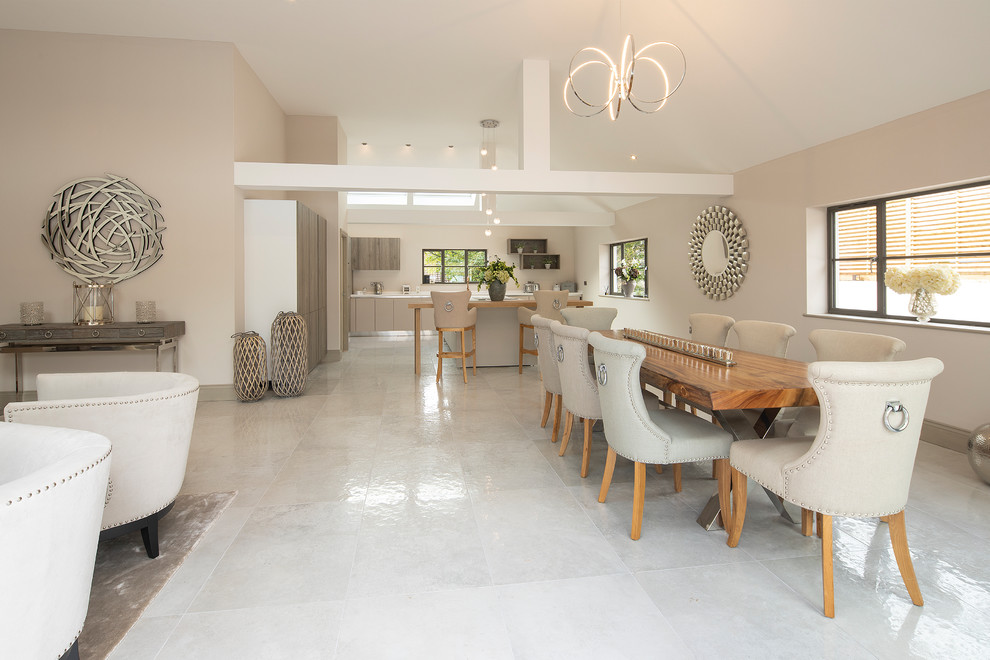 Idee per una sala da pranzo aperta verso il soggiorno tradizionale con pareti beige e pavimento bianco