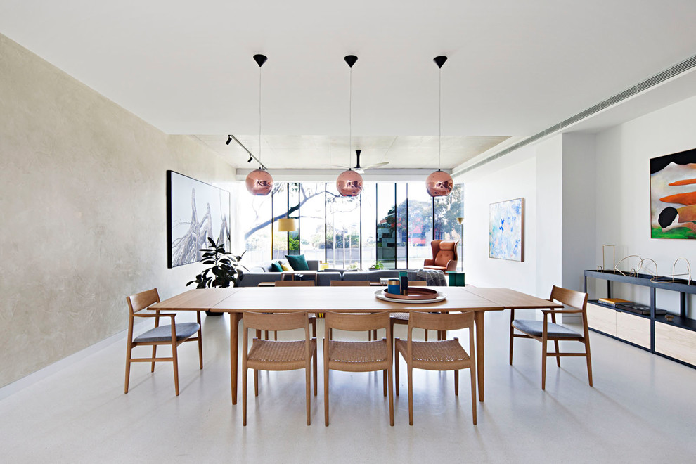 Esempio di una sala da pranzo aperta verso il soggiorno contemporanea con pareti beige e pavimento grigio