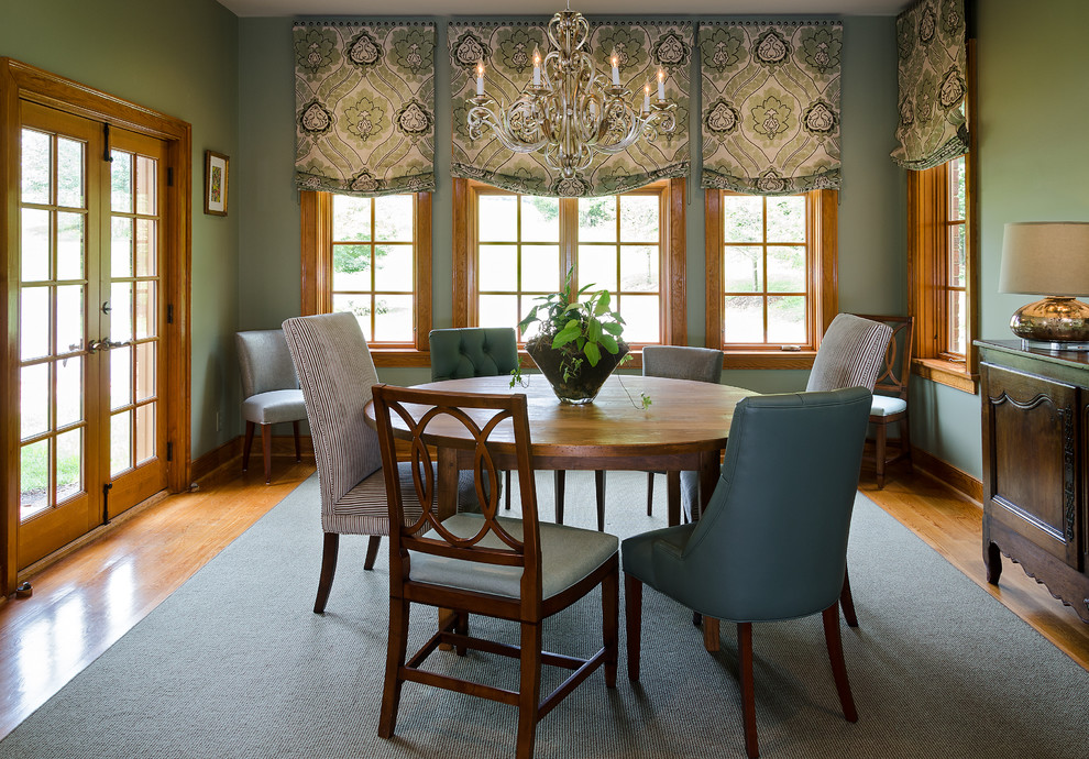 Idee per una sala da pranzo classica con pareti verdi e pavimento in legno massello medio