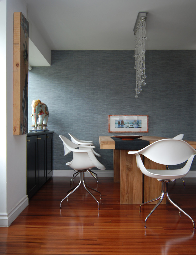 Esempio di una sala da pranzo contemporanea con pareti grigie e parquet scuro