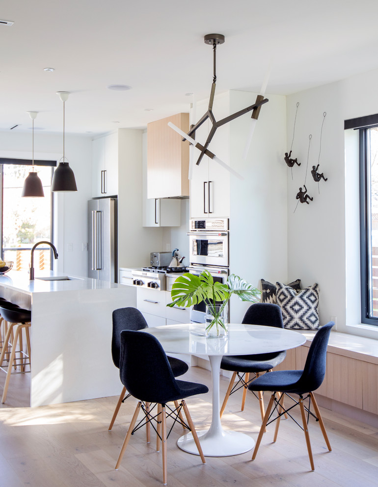 Moderne Wohnküche mit weißer Wandfarbe, braunem Holzboden und braunem Boden in Vancouver