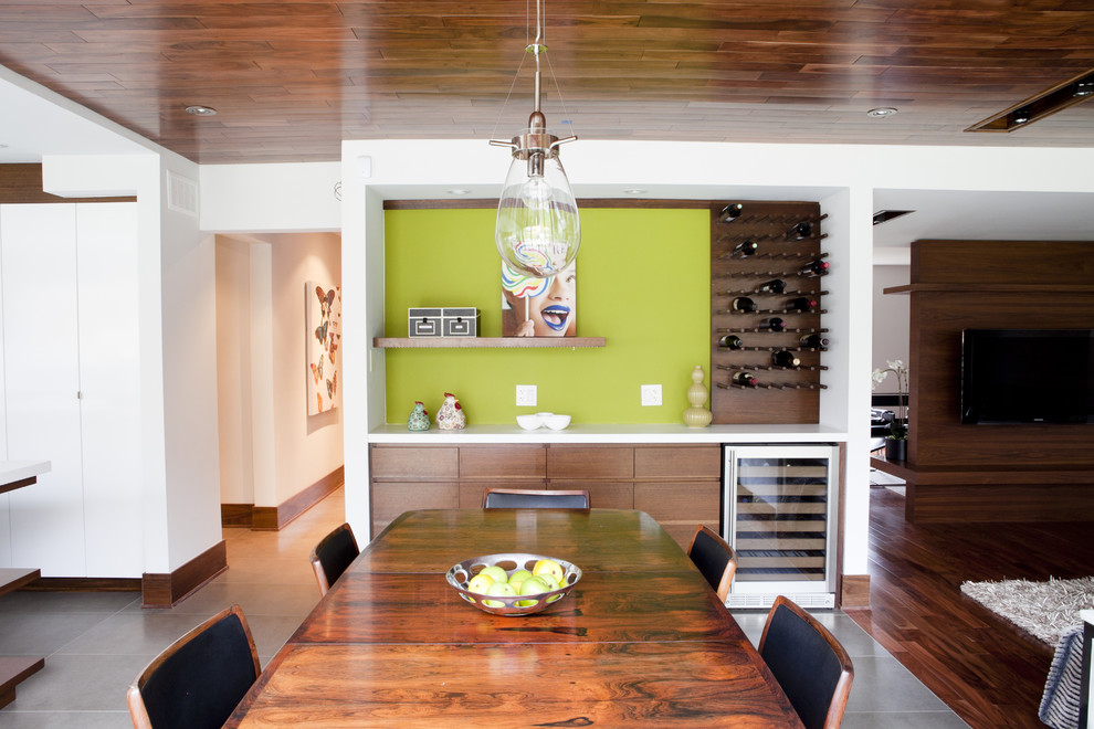Стильный дизайн: гостиная-столовая в современном стиле с зелеными стенами - последний тренд