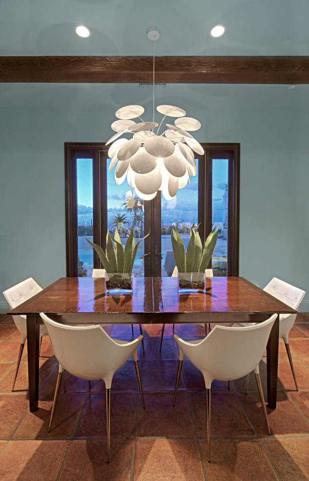 Источник вдохновения для домашнего уюта: кухня-столовая среднего размера в современном стиле с синими стенами и полом из терракотовой плитки