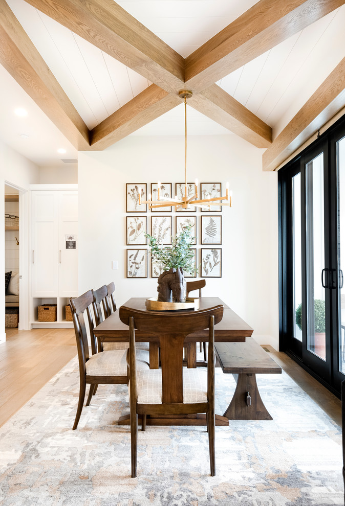 Esempio di una sala da pranzo country con pareti bianche, pavimento in legno massello medio e pavimento marrone