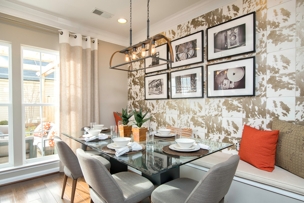Cette image montre une salle à manger ouverte sur la cuisine traditionnelle avec un mur beige et parquet clair.