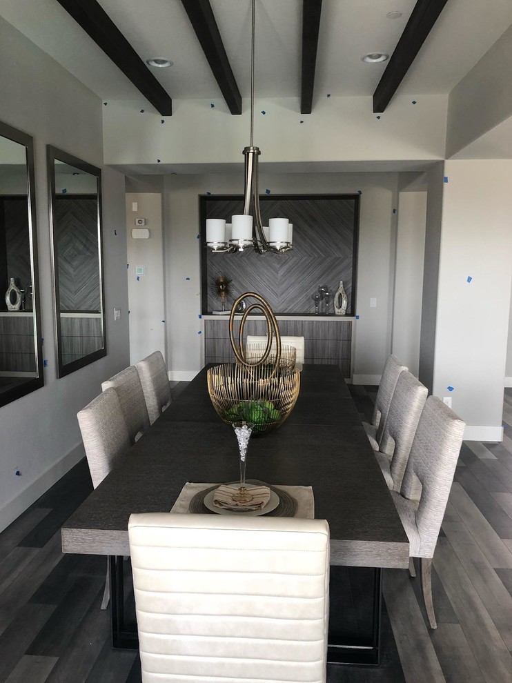 Große Shabby-Style Wohnküche ohne Kamin mit grauer Wandfarbe, Laminat und grauem Boden in Las Vegas