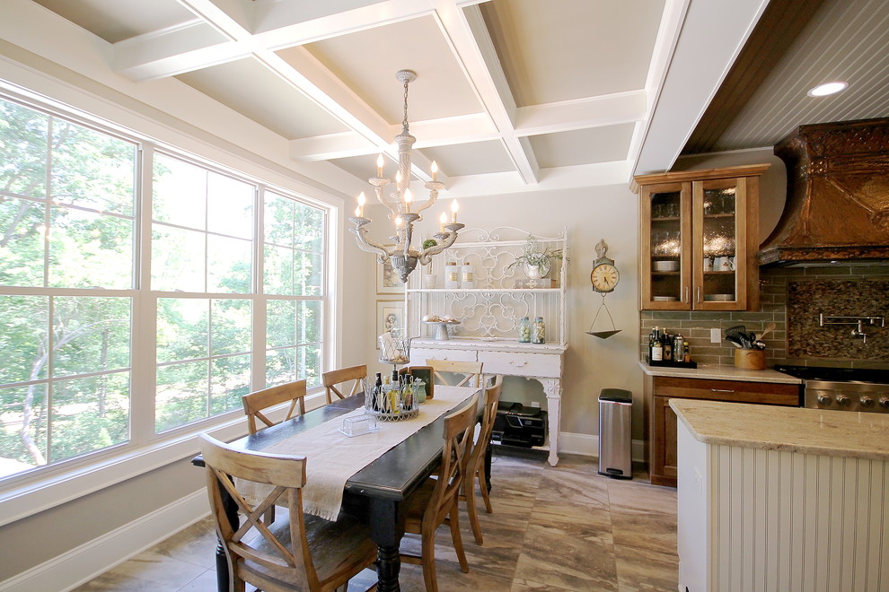 Idée de décoration pour une salle à manger ouverte sur la cuisine tradition de taille moyenne avec un mur beige, un sol en carrelage de céramique, aucune cheminée et un sol marron.