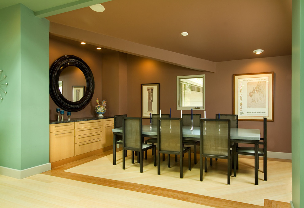 На фото: гостиная-столовая среднего размера в современном стиле с коричневыми стенами и светлым паркетным полом без камина с
